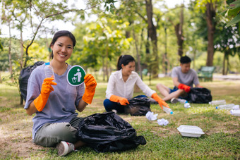 志愿者在公园回收垃圾