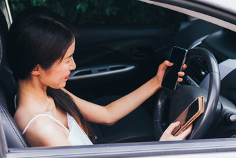 开车玩手机的女人摄影图