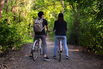 骑自行车旅游的情侣