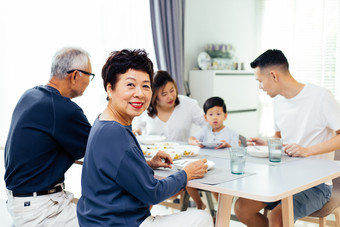 亚洲家庭的饭桌间的互动