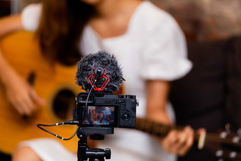 录像的弹吉他女人摄影图