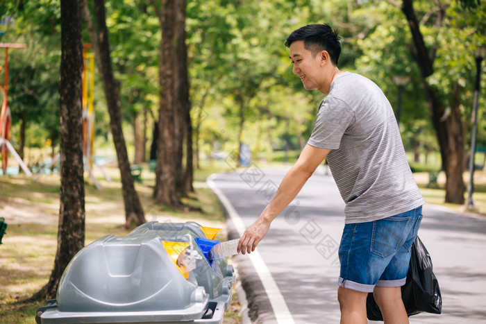 男孩垃圾回收垃圾箱