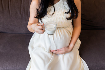 端着牛奶的孕妇摄影图