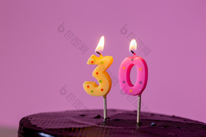 庆祝30岁生日点燃蜡烛