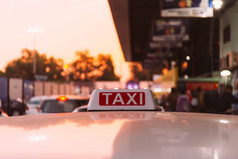 城市街头的出租车摄影图
