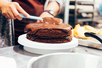 制作巧克力蛋糕过程