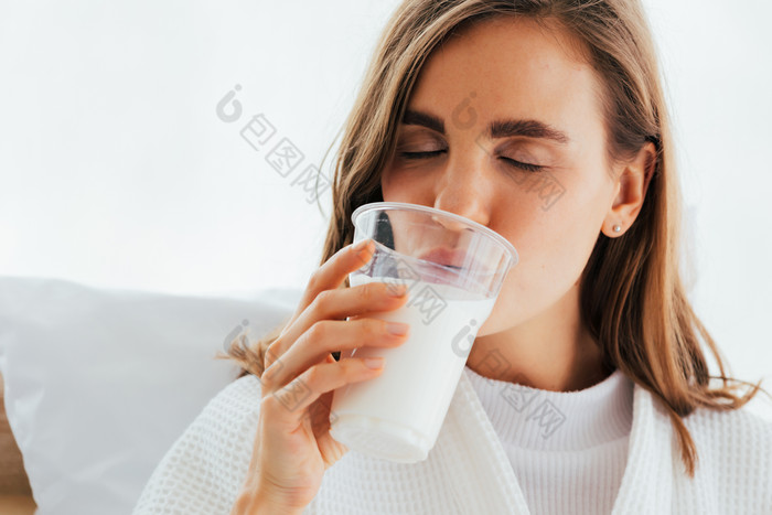 长发女人在喝牛奶
