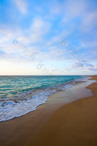 海滩蓝天初晨摄影图片