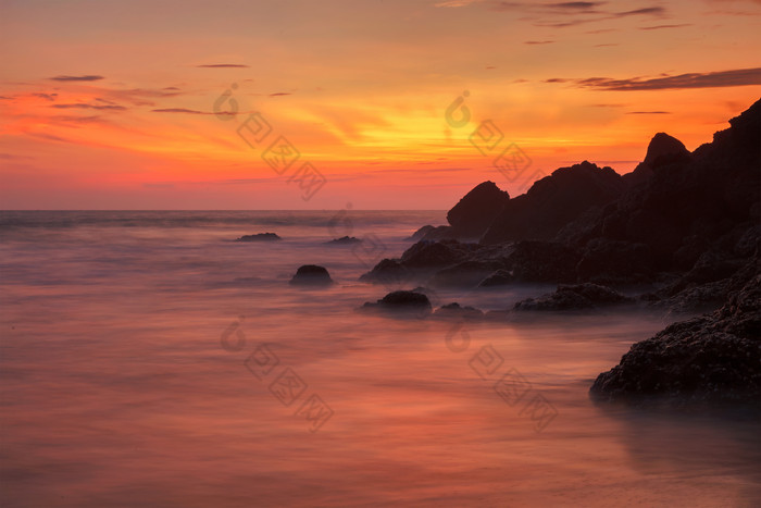 寂静海岸边的夕阳余晖