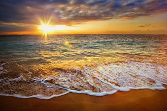 黄昏浪花沙滩摄影图片
