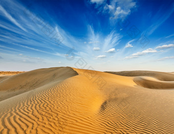 万里无云的天空下的沙丘