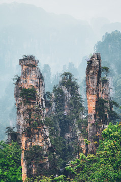 险峻的山峰摄影图片