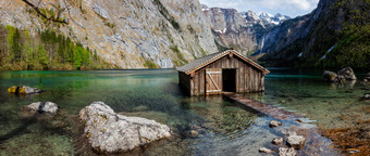 <strong>阿尔卑斯山脉</strong>湖泊小房子摄影图片