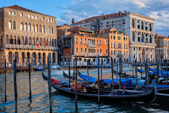 威尼斯意大利运河用凤尾船运送