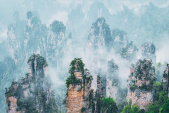 云雾缭绕的山峰摄影图片