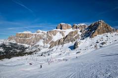 雪山滑雪远景摄影图片