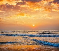 夕阳下翻滚的海浪摄影图片