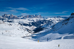 下雪雪山山谷滑雪摄影图片