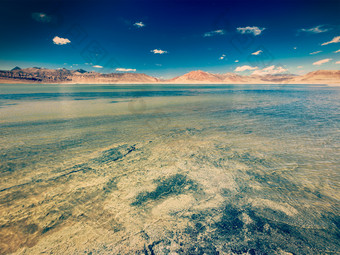 复古清澈湖水近景摄影图