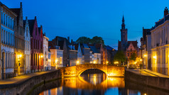 夜间比利时小镇摄影图片