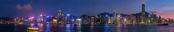 在香港天际线摩天大楼晚上