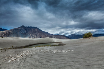 阴云密布的沙丘摄影图