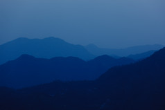 夜晚雾蒙蒙的喜马拉雅山脉