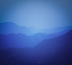 凌晨雾蒙蒙的喜马拉雅山脉