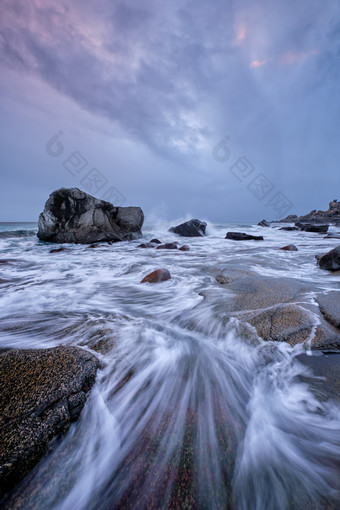 流水水花岩石<strong>海水</strong>天空