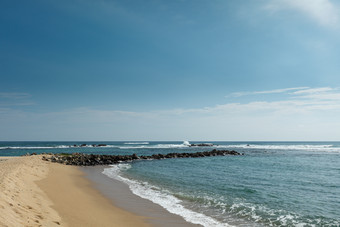 蓝天下的海滩海水