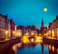 夜间欧洲小镇摄影图片