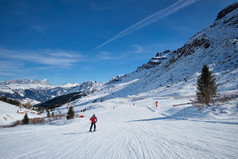 雪山远景滑雪摄影图片