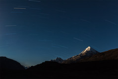 夜晚山顶星空高清摄影图