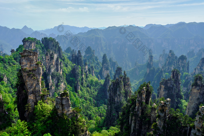 张家界山峰俯瞰摄影图片