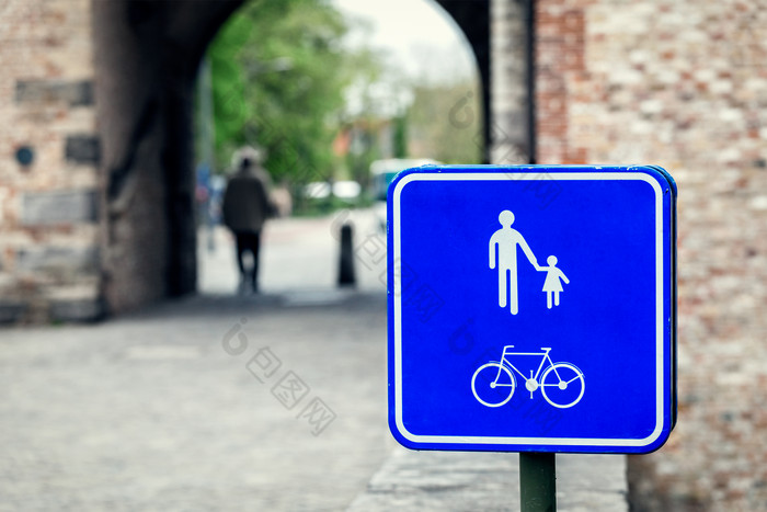 行人自行车指示牌摄影图片
