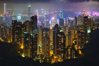 在香港摩天大楼城市景观晚上