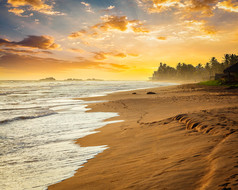 黄昏海边沙滩风景摄影图