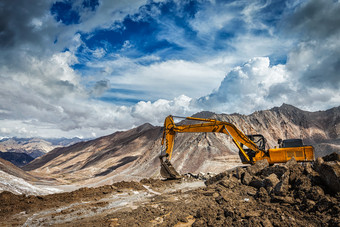 <strong>停</strong>在山上的挖掘机摄影图