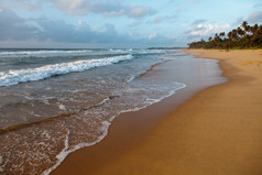 蓝天白云沙滩海浪风景摄影图