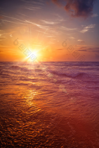 风景优美的海面日落