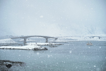 弗雷德桥梁下的漫天飞雪