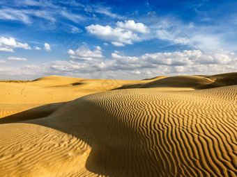 蓝天下一望无际的沙漠背景