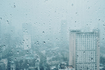 下雨阵雨液滴摩天大楼