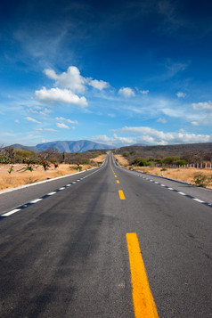 沙漠中的公路摄影图片