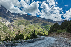 山峰山脉蓝天白云公路摄影图
