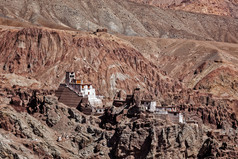山脉中的寺庙摄影图片