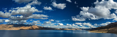 蓝天白云湖面全景摄影图