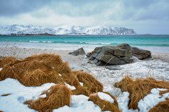 冬天海滩岩石和积雪摄影图