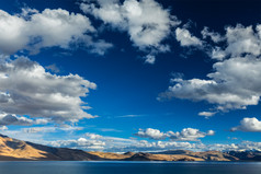 蓝天白云水面远山摄影图片