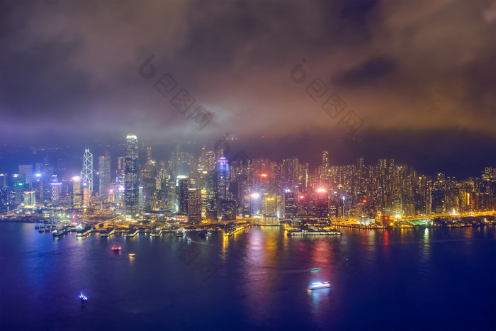在香港维多利亚港口天蓝色